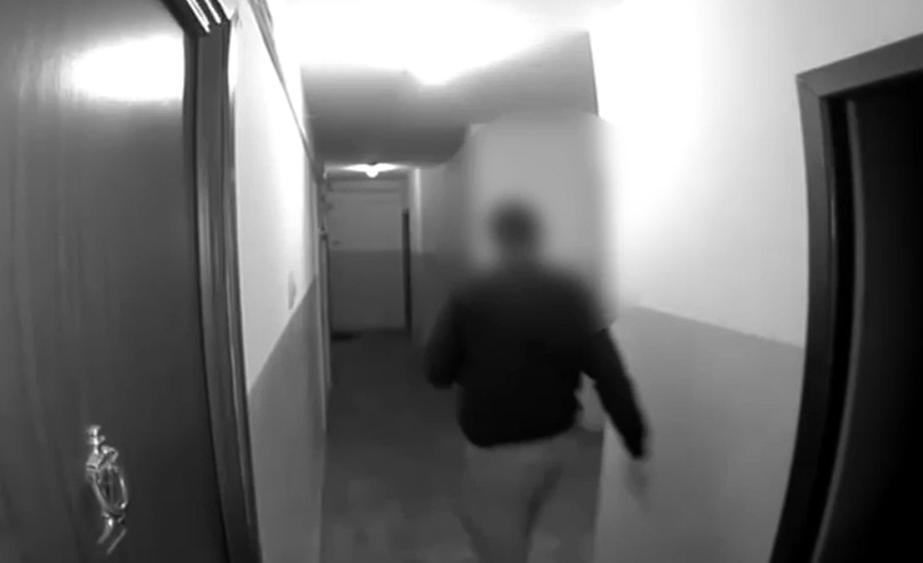 Momentul în care un tânăr de 19 ani din București dă foc mobilei din casă. Polițiștii l-au reținut, iar pompierii au intervenit de urgență