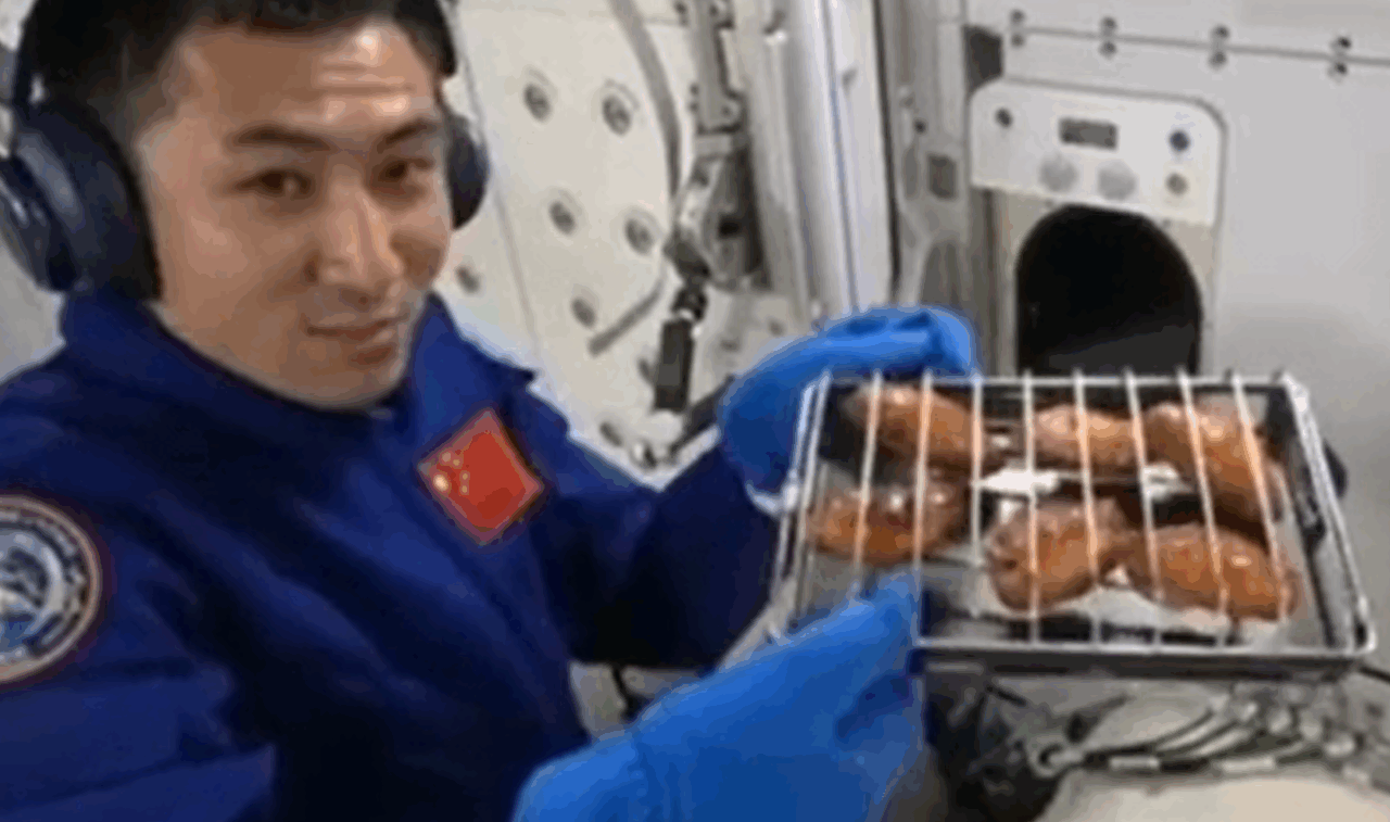 Chinezii fac primul grătar din istorie în spațiu. Cum au reușit astronauții să gătească carnea în cosmos