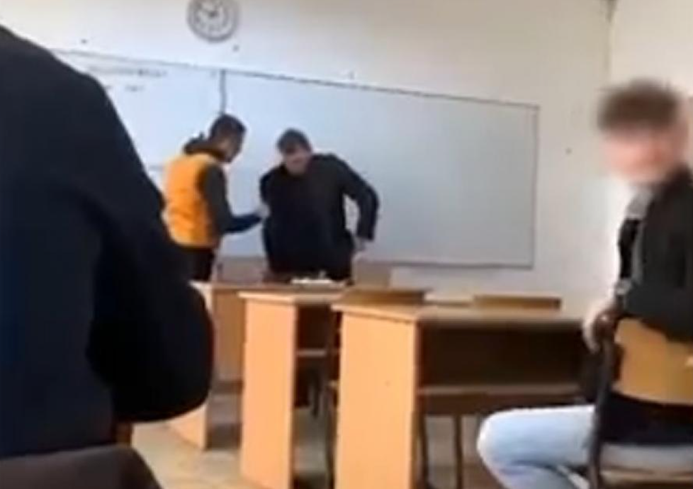 Caz incredibl la Caraș-Severin: un elev își agresează profesorul, la catedră, pentru că i-a luat telefonul. E anchetă abia după 4 ani de la incident