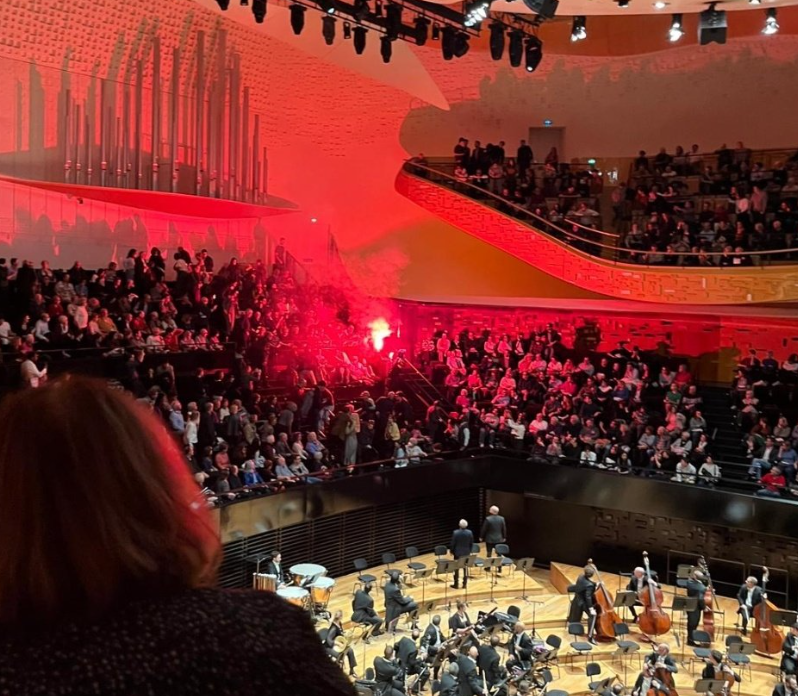 Incidente grave la Filarmonica din Paris. Un concert susținut de Orchestra din Israel a fost întrerupt de fumigene și ciocniri între spectatori