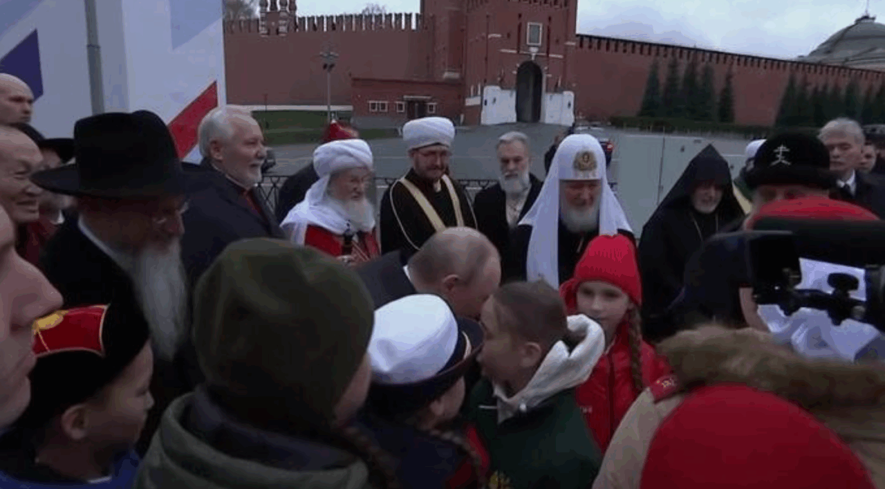 O fetiță îl neliniștește pe Putin. Micuța l-a întrebat despre soarta unchiului ei, rănit în război. „L-au trimis înapoi pe front”