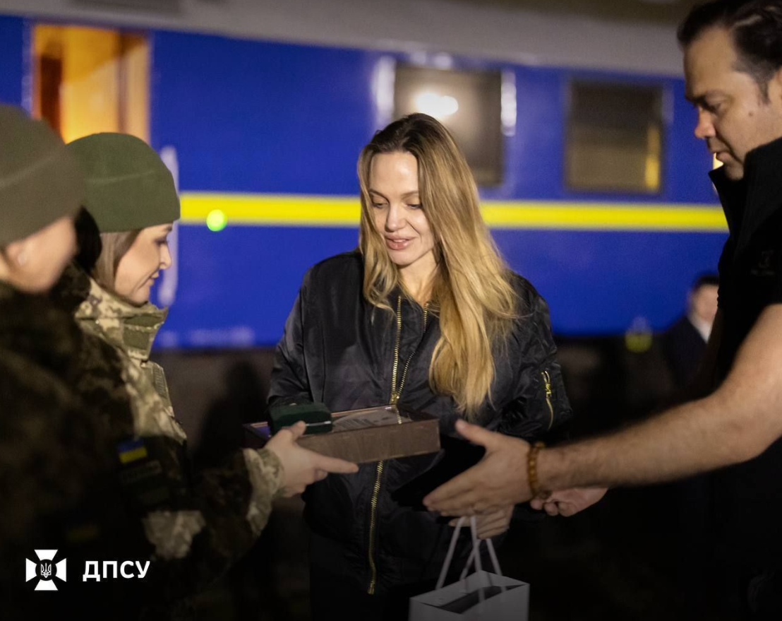 Angelina Jolie oferă detalii tulburătoare despre vizita ei în Ucraina: „Dronele sunt folosite pentru a urmări, vâna și teroriza oamenii. Am fost nevoiți să ne oprim“