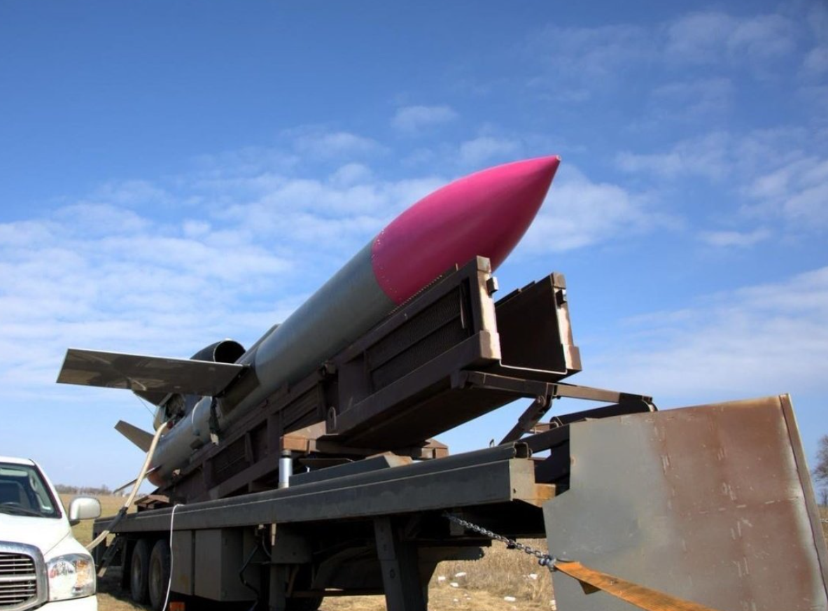 Industria de armament a Ucrainei renaște din cenușă. Kievul se laudă cu rachete ce pot lovi la 3.000 km și drone din motoare de mașini de tuns iarba