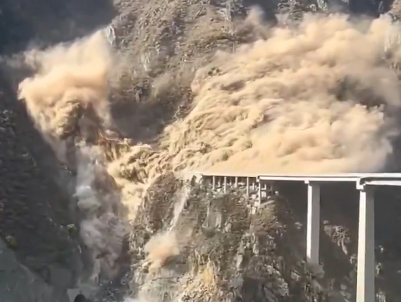 Imagini impresionate din China. Un pod de aproape 800 de metri s-a prăbușit, la câteva luni după inaugurare