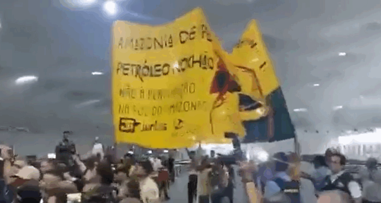 Violențe la summit-ul climatic din Brazilia. Comunitățile indigene s-au ciocnit cu agenții de pază care nu le-au permis intrarea. „Pădurile noastre nu sunt de vânzare“, au scandat protestatarii
