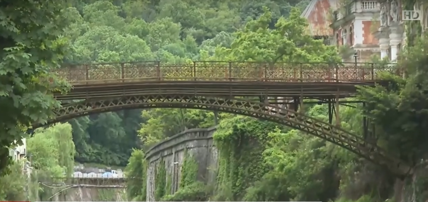 Condamnări în dosarul DIICOT privind devalizarea staţiunii Băile Herculane: Instanţa dispune confiscarea a 19 hoteluri şi băi termale