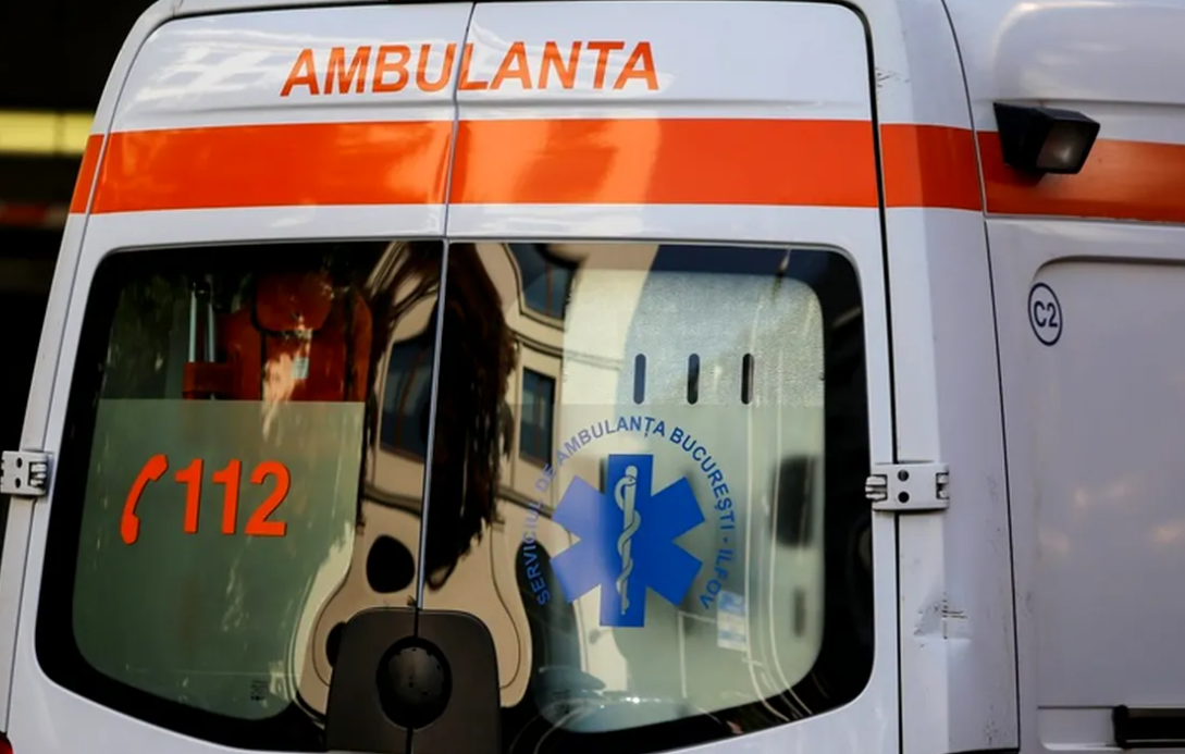 Accident în Timiș. 3 persoane rănite, după ce o mașină a intrat într-o ambulanță de transport dializă care circula regulamentar