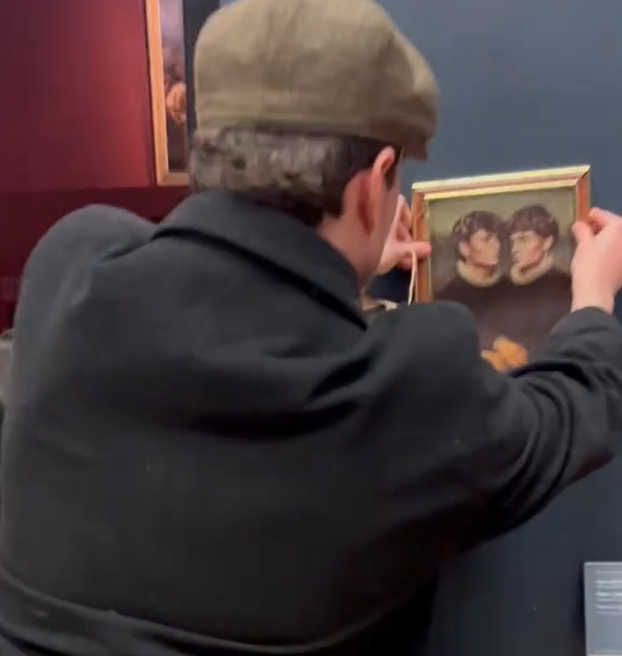 Paza de la Luvru este inexistentă chiar și după „jaful secolului“. Cum au reușit doi adolescenți belgieni să-și agațe portretul lângă Mona Lisa