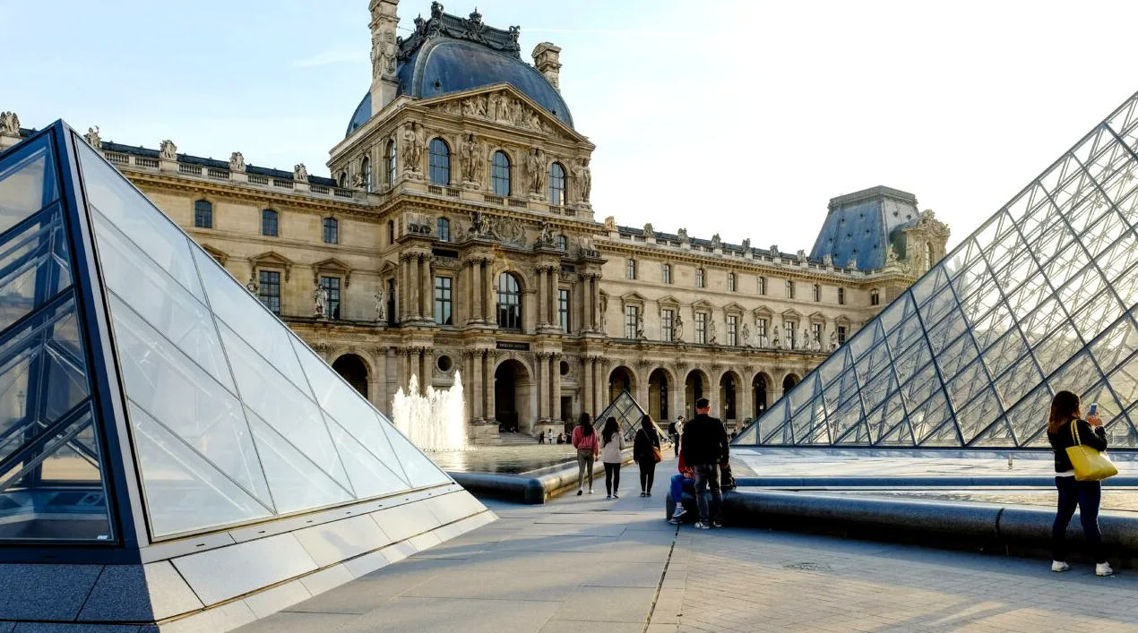 Problemele se țin lanț la Luvru. O galerie a muzeului a fost închisă ca măsură de precauție. De ce se tem autoritățile
