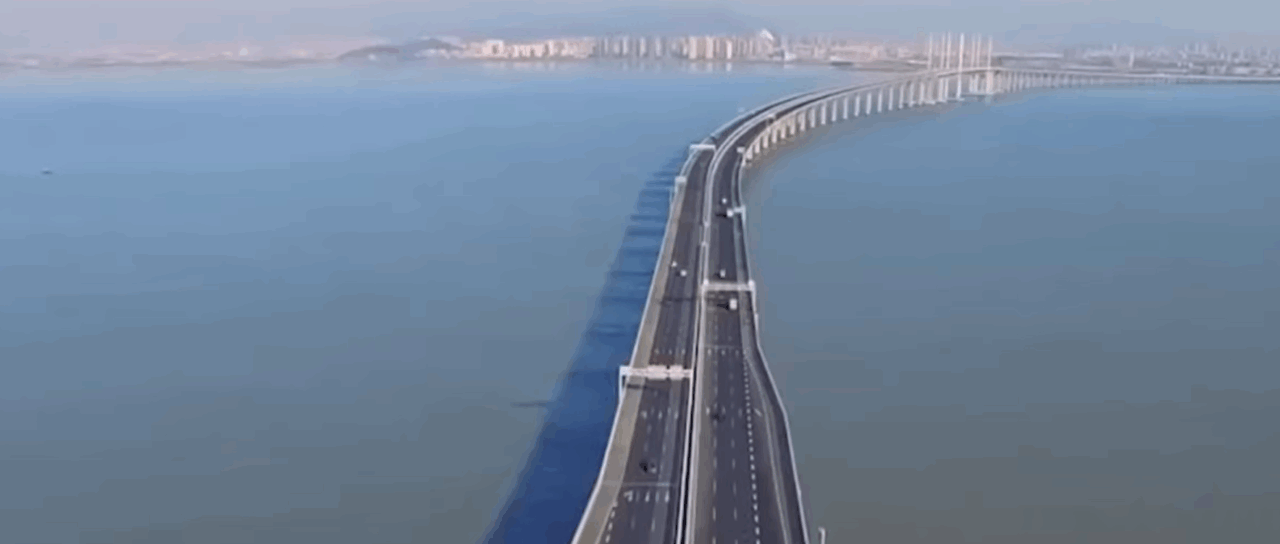 Chinezii au construit cel mai lung pod din lume. Oțelul pe care l-au folosit era suficient pentru a ridica 60 de turnuri Eiffel