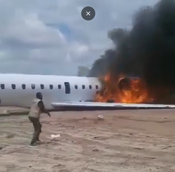 Imagini șoc de pe un aeroport din Congo. Avionul cu care călătorea ministrul Minelor a luat foc pe pistă. Oficialul se întorcea de la mina care s-a prăbușit în weekend