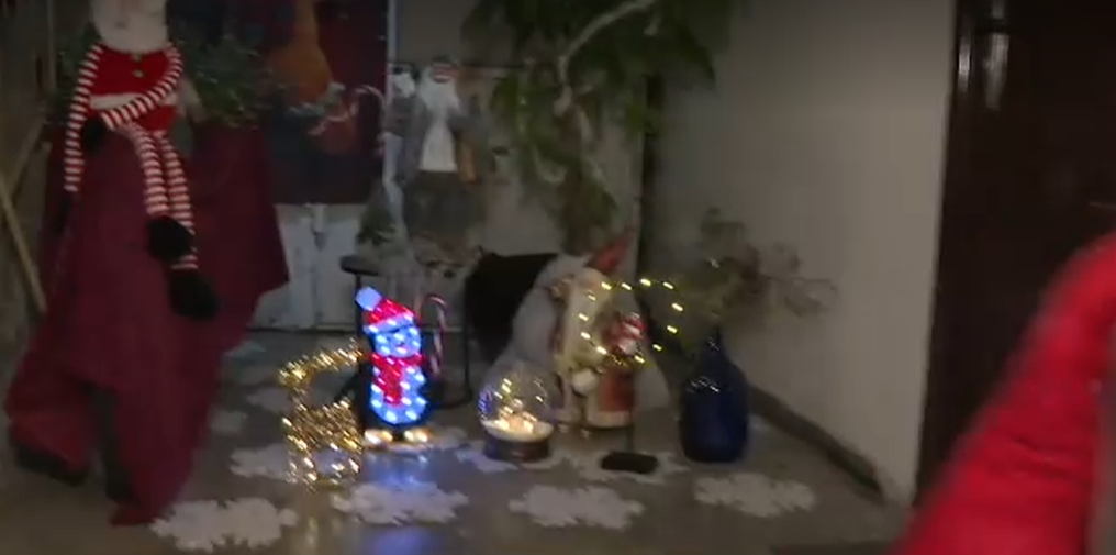 O familie s-a întors din Germania și a transformat scara blocului. Când au văzut ce au făcut, vecinii au rămas fără cuvinte. 4