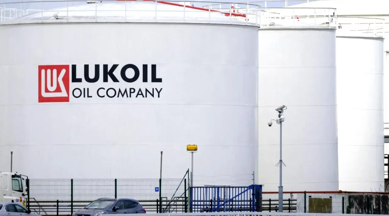 Giganții americani ai petrolului – Exonn, Chevron și Carlyle, plus Emiratele – se luptă să pună mâna pe Lukoil. Finlanda închide benzinăriile, alte state cer derogări de la SUA, România în continuare nu a luat nicio decizie