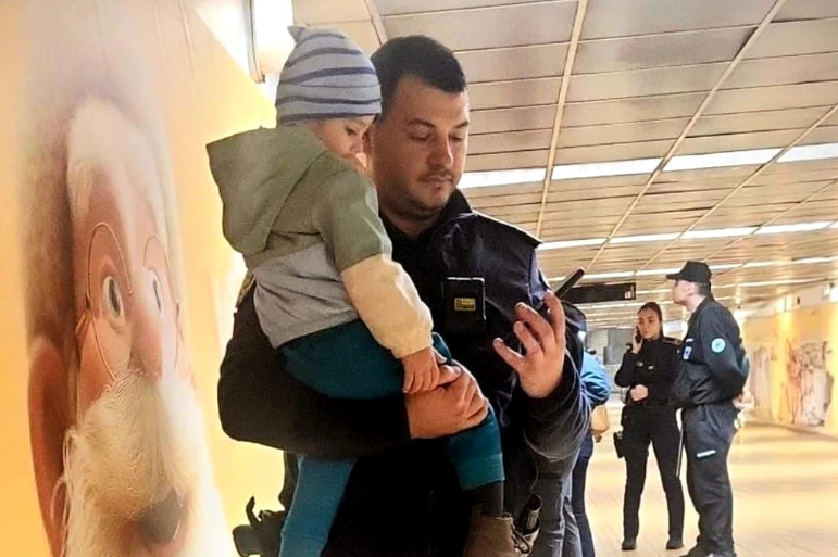 Emoționant. Un polițist a liniștit un copil speriat, în Pasajul Unirii, în timp ce mama însărcinată avea contracții