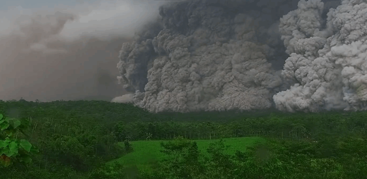 Alertă maximă în Indonezia, după erupția unui mare vulcan. Un nor de cenușă de doi kilometri a acoperit muntele. Sute de oameni au fost evacuați
