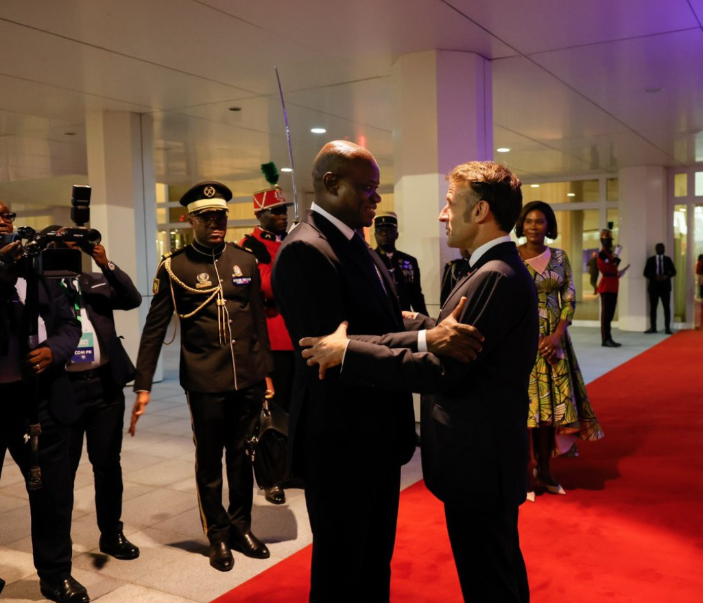 Macron a fost aclamat de mulțimile din Africa. Președintele francez a fost întâmpinat cu salve de tun și o paradă militară