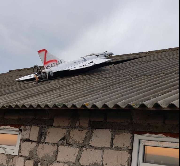 Dronă căzută pe o casă din Republica Moldova. Polițiștii intervin la fața locului