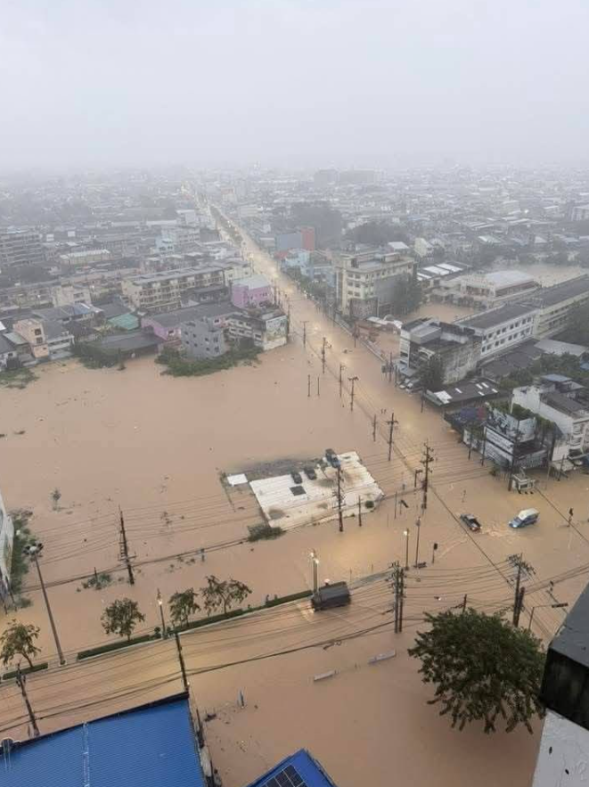 Sudul Thailandei este sub ape, după cele mai puternice ploi din ultimii 300 de ani. Autoritățile vor transforma un portavion în „spital plutitor”