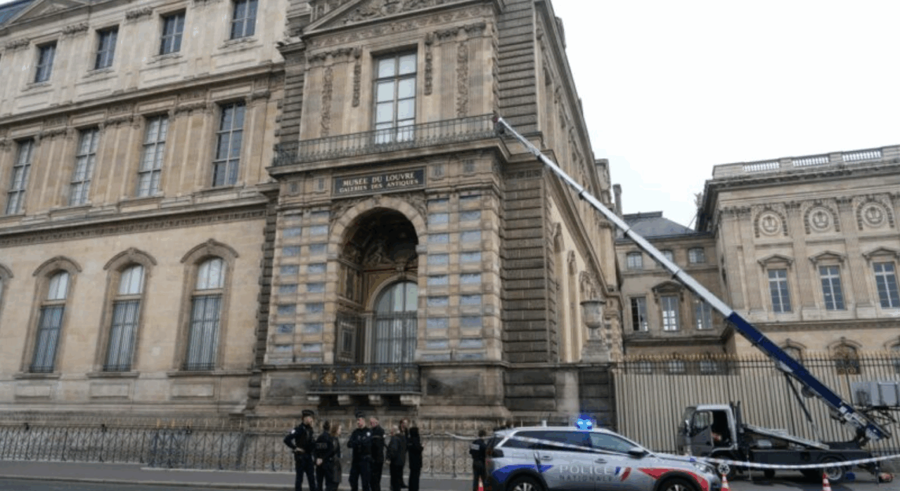 Cine este ultimul suspect al jafului de la Luvru și cum a fost implicat în spargere. Procurorii de la Paris fac noi dezvăluiri