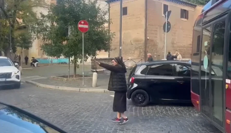 O călugăriță româncă a dirijat traficul chiar în inima Romei. Șoferii au fost recunoscători: „Mulțumim, Doamne”
