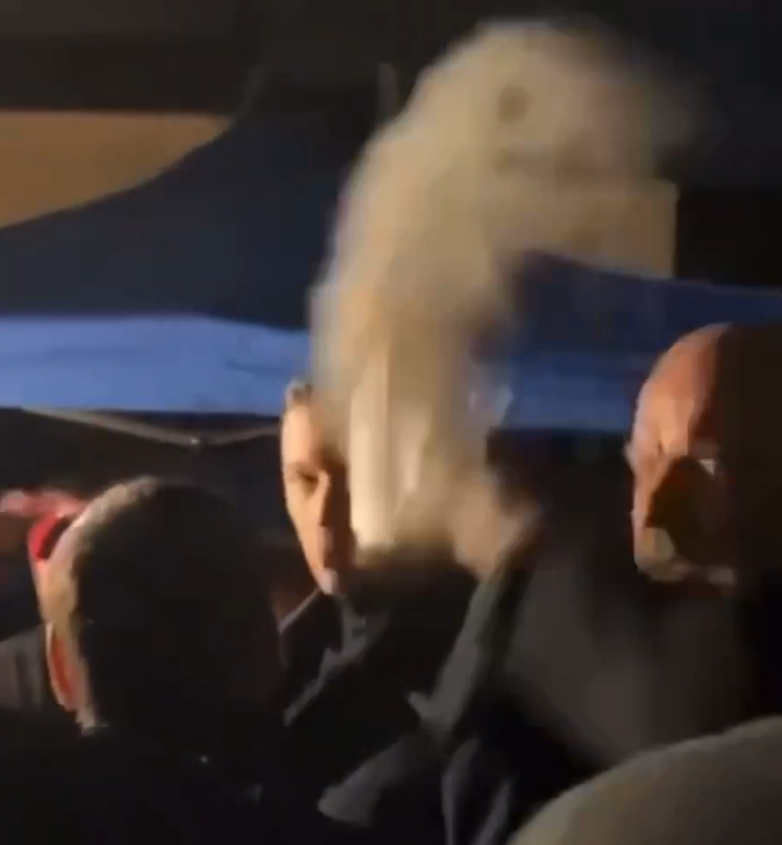 Moment stânjenitor pentru Jordan Bardella. Liderul extremei drepte din Franța a fost împroșcat cu făină la un eveniment