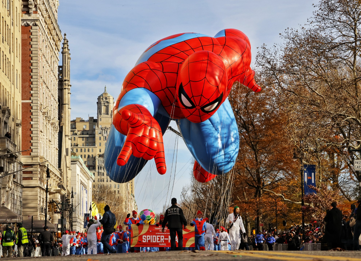 Paradă spectaculoasă la New York de Ziua Recunoștinței. Baloane uriașe și care alegorice au inundat străzile din Manhattan. Cum au sărbătorit celebritățile