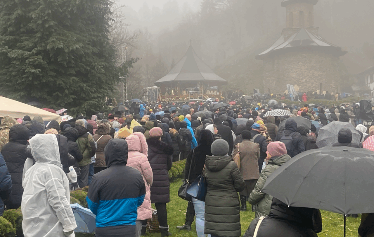 24 de persoane care participau la canonizarea lui Arsenie Boca au necesitat asistenţă medicală. Un adult şi un copil, transportaţi la spital