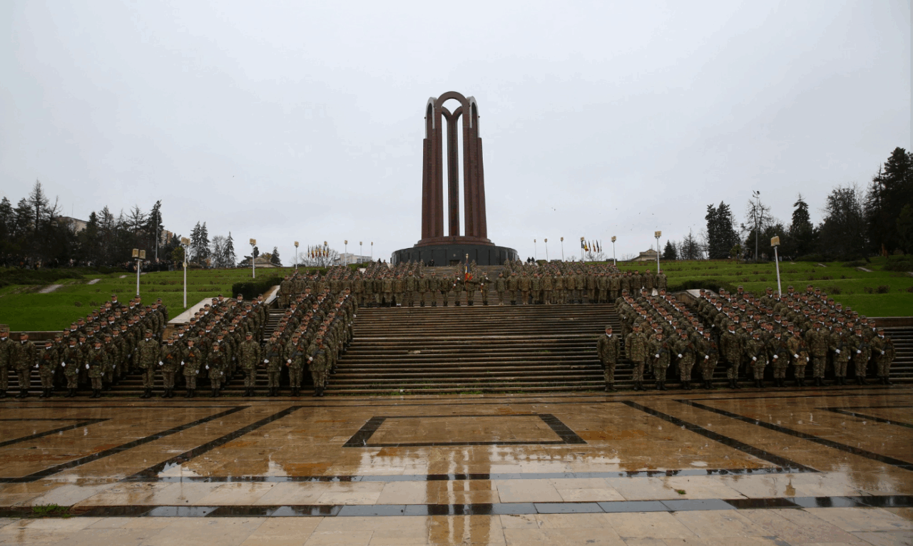 Nu au auzit imnul, dar au fost nevoiți să-l fredoneze. Moment „ridicol“ la depunerea jurământului militarilor români din București