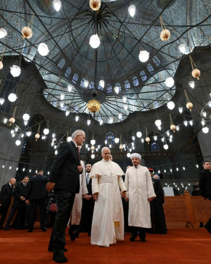 Papa Leon al XIV-lea s-a descălțat și a vizitat Moscheea Albastră din Istanbul. Pontiful nu și-a dorit un moment de rugăciune