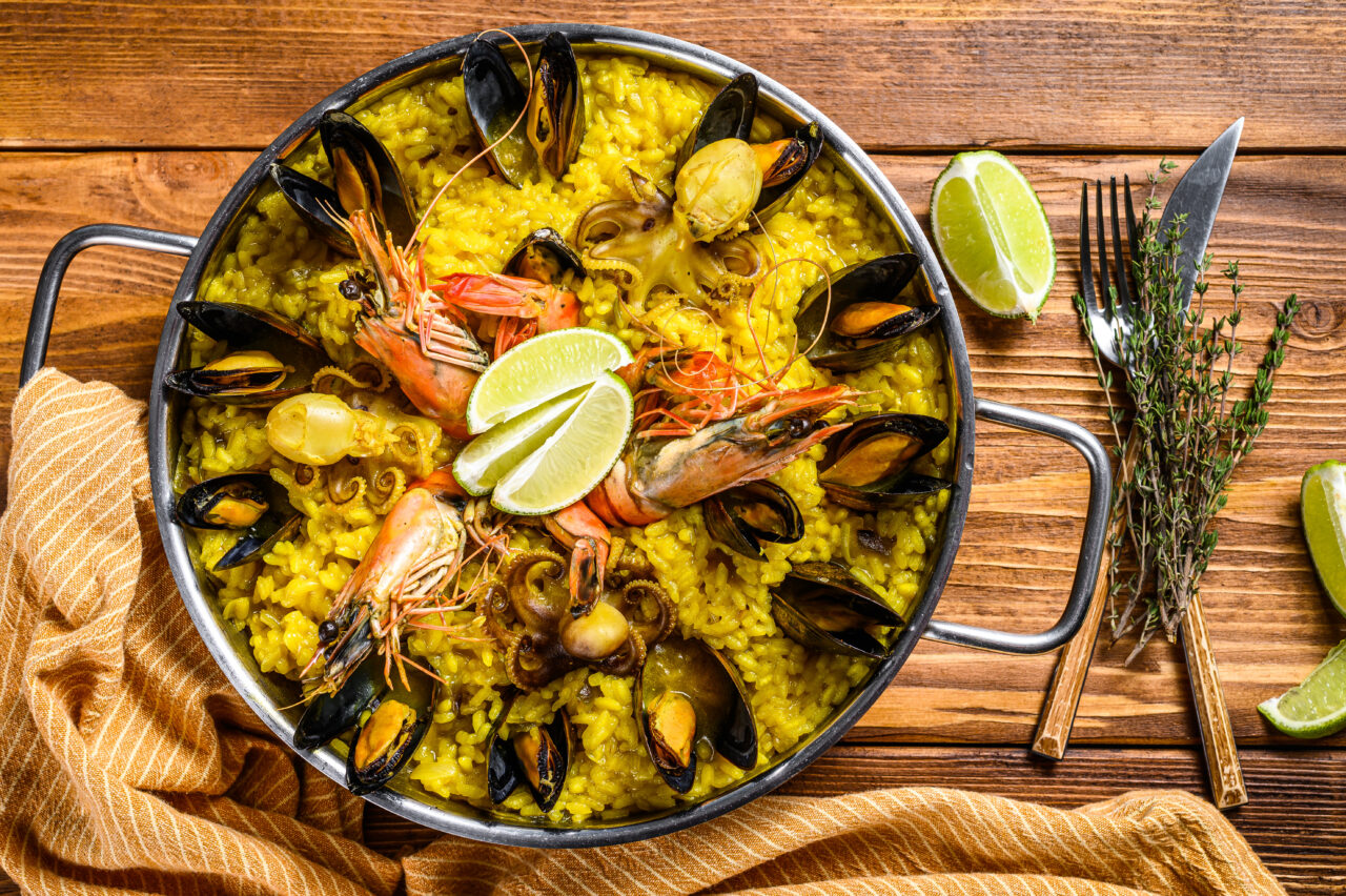 Rețeta tradițională spaniolă de Paella, pe care poți să o faci acasă. Ce trebuie să știi despre acest preparat celebru, sățios și delicios