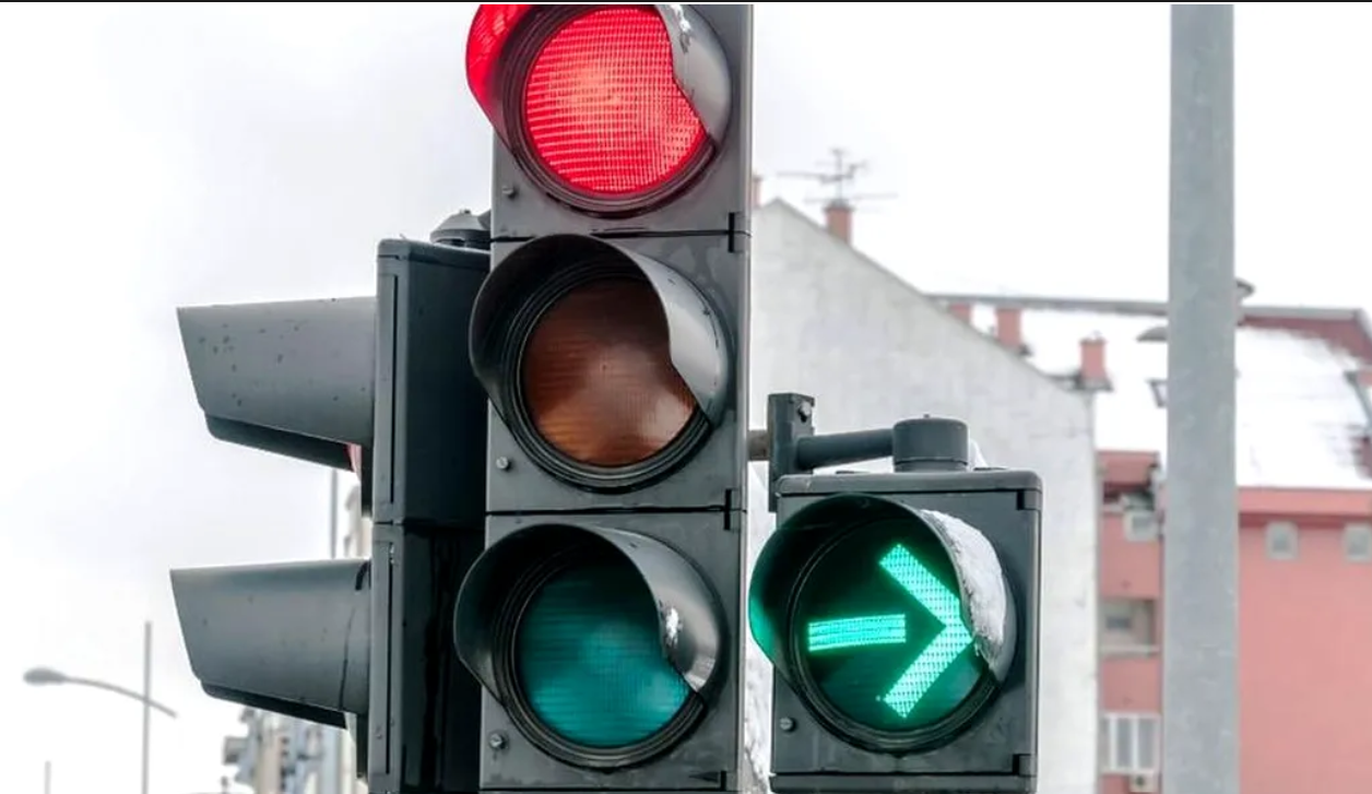 Ce reguli trebuie să respecți când semaforul este verde intermitent la dreapta. Situații în care poți rămâne fără permis