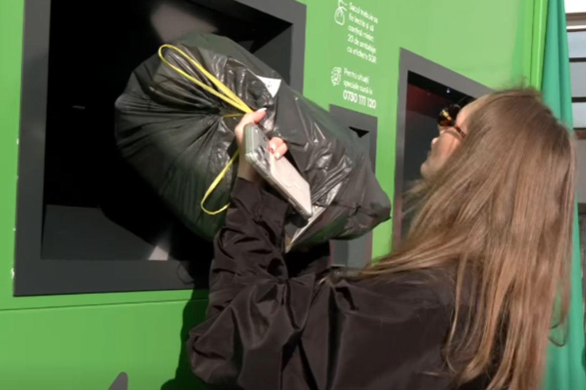 Soluția revoluționară inventată de un tânăr din Iași în colectarea PET-urilor. Reciclare rapidă cu sacul și banii virați direct pe card