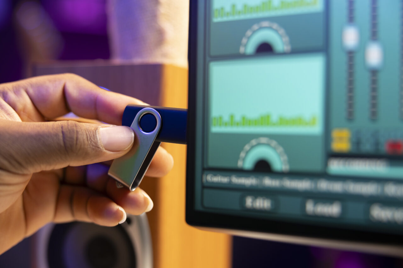 Ne putem lua adio de la stick-uri USB și memorii flash. Au apărut noile metode de stocare a informațiilor, fotografiilor și documentelor