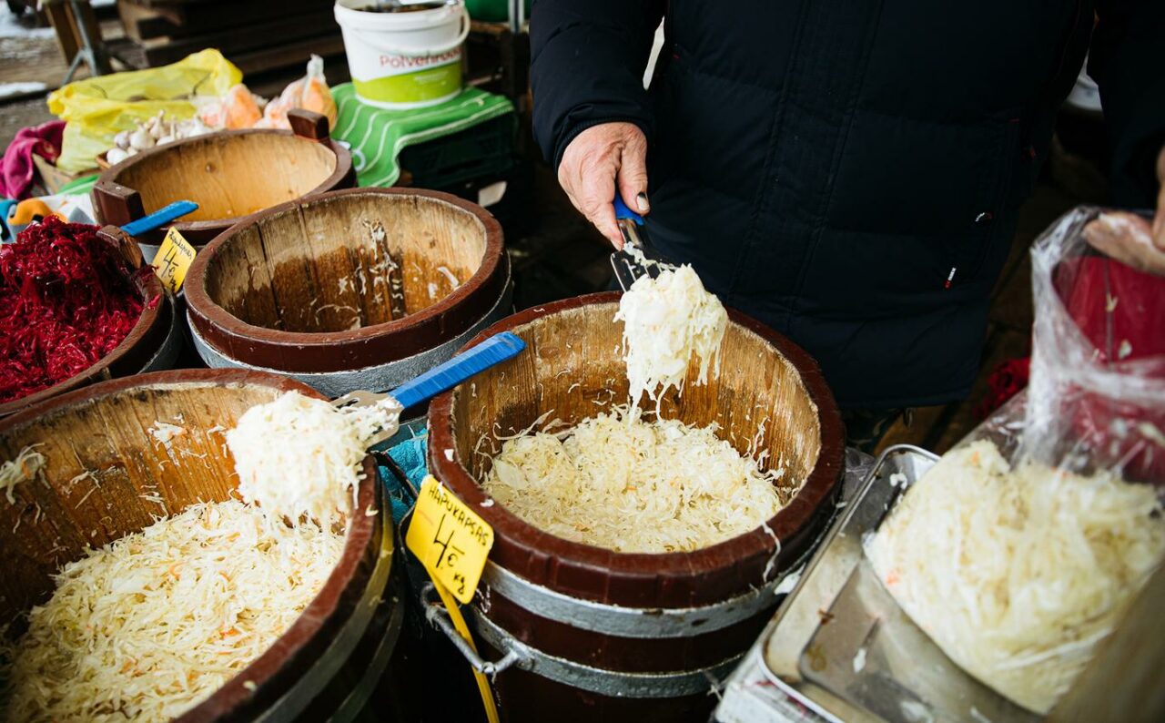 De ce ar trebui să trecem pe alimente fermentate în lunile de iarnă. Cum a ajuns varza murată din România „strategie de reziliență” în Estonia