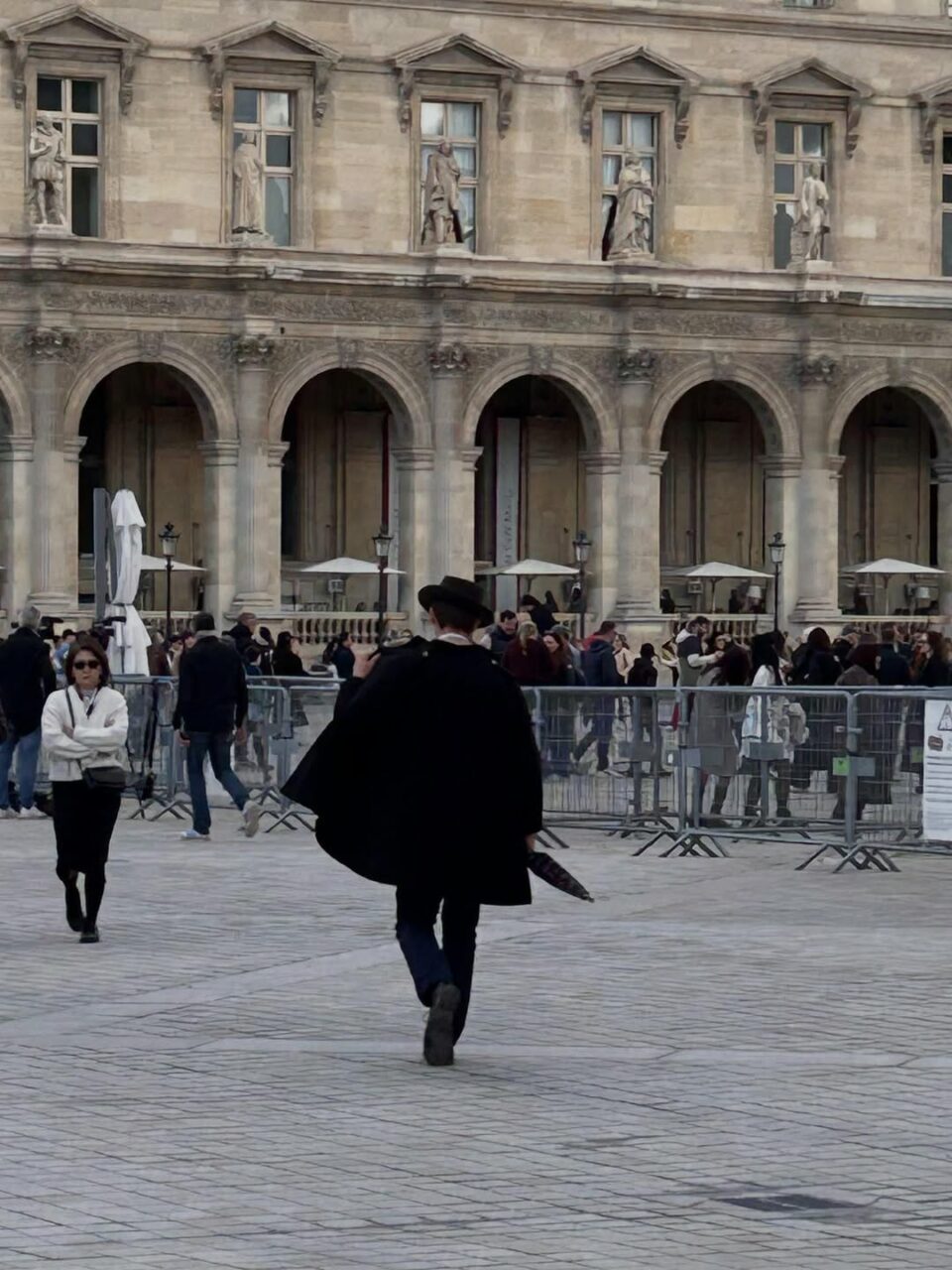 Jaful de la Luvru: Cine este „detectivul” misterios și elegant, fotografiat lângă polițiști în ziua spargerii. Imaginea lui a făcut înconjurul lumii