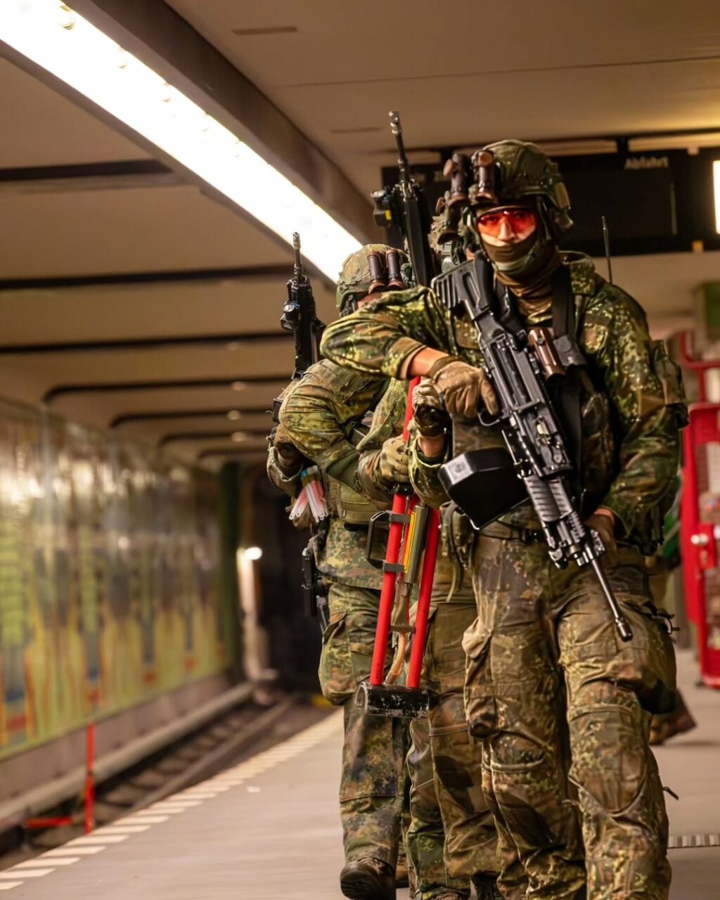 Armata germană se pregătește de un război urban. Batalionul de Gardă desfășoară exerciții militare la metroul din Berlin