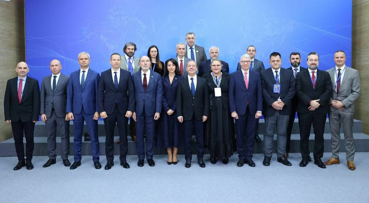 Diana Șoșoacă, din nou în Rusia. De data asta la Soci, în compania lui Medvedev. Fostul președinte al Rusiei i-a apreciat discursul