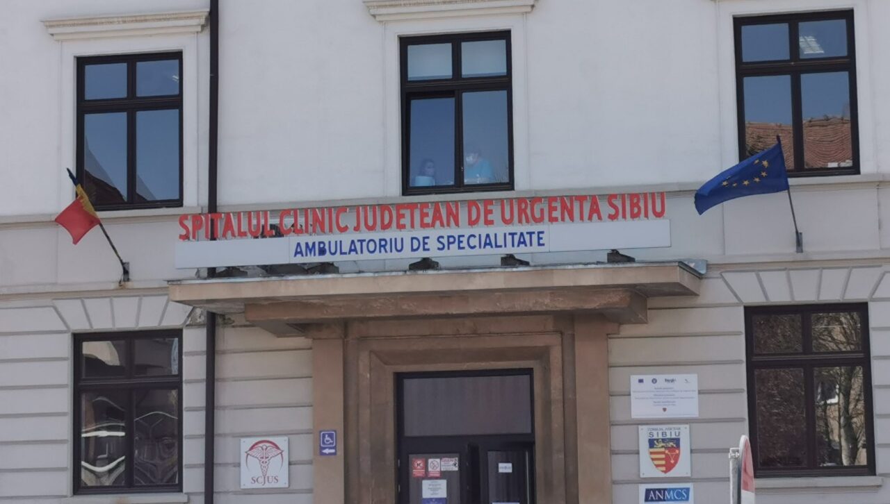 O asistentă medicală de la Spitalul Județean Sibiu a suferit un INFARCT în timpul serviciului. Colegii săi au început imediat manevrele de resuscitare