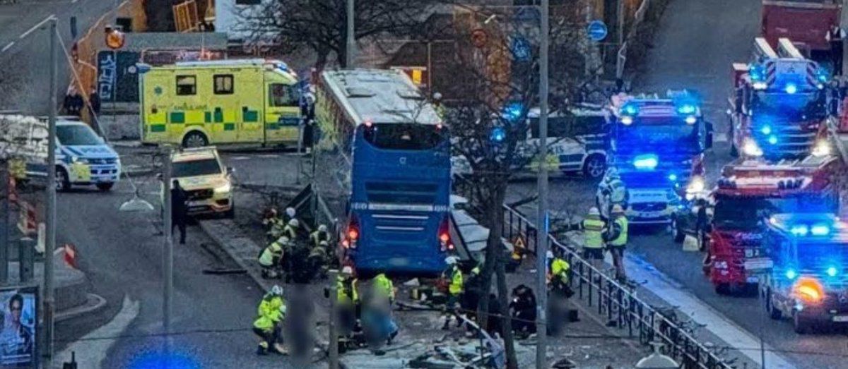Scene brutale în Stockholm: Un autocar a intrat într-o stație, rezultând cel puțin trei morți