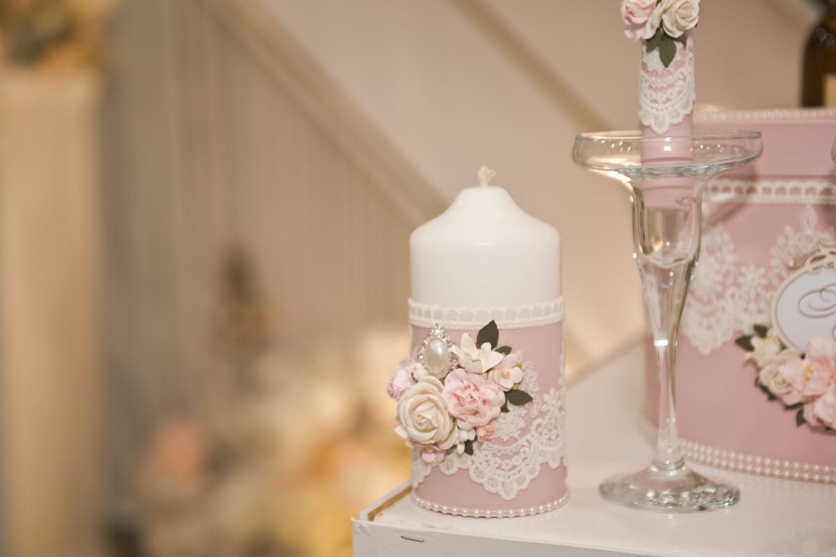 Tendințe noi în alegerea unei lumânări de botez pentru ceremonii restrânse