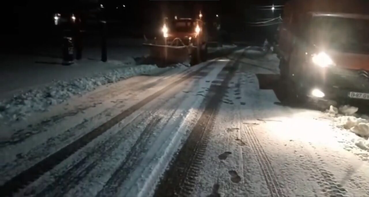 Transalpina, deszăpezită de angajații CNAIR. A nins puternic în zona de munte a Olteniei