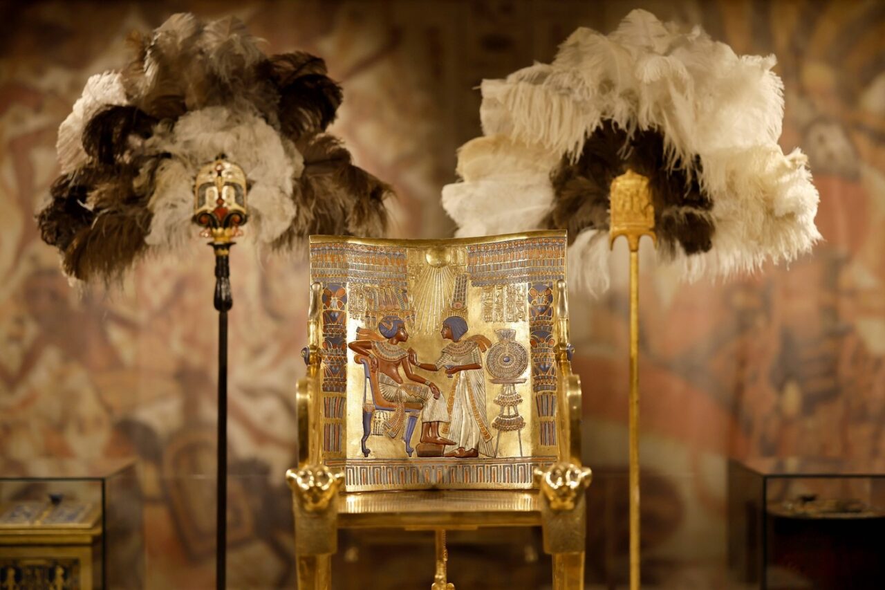 Faraonul Tutankhamon s-a căsătorit cu sora sa, prințesa Ankhesenamun, fiica faraonului Akhenaten și a reginei Nefertiti. Consangvinizarea era o normă în familia regală egipteană în Perioada Amarna 