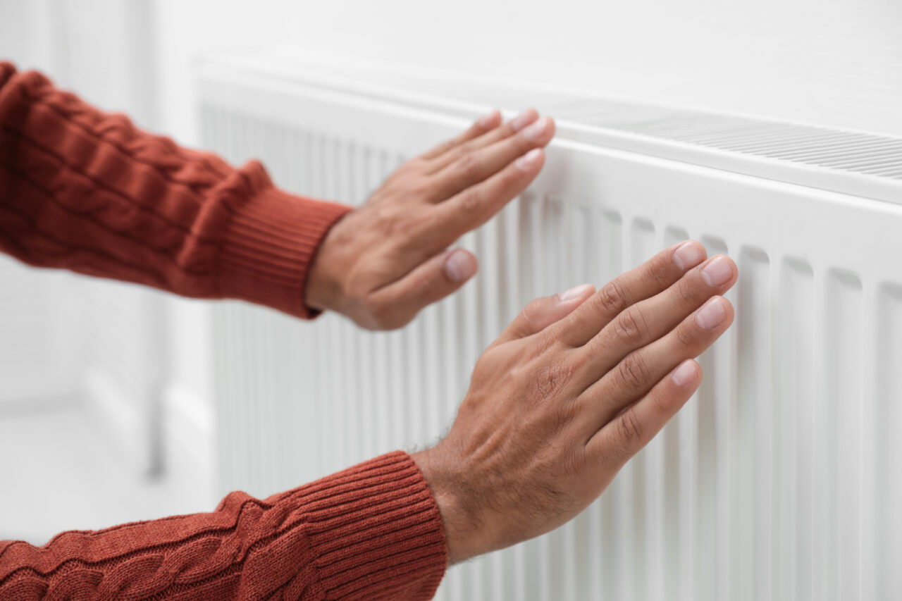 Trucul care te ajută să reduci factura la căldură, iarna aceasta. Ce să pui în spatele caloriferului