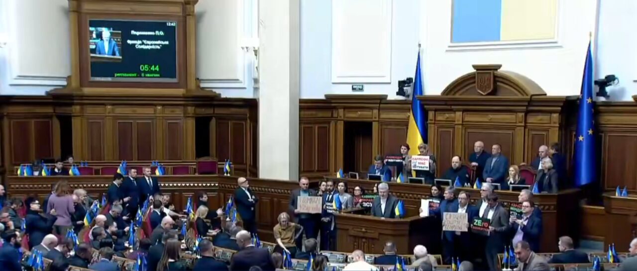 Începutul sfârșitului pentru Volodimir Zelenski? Petro Poroșenko și membrii opoziției au blocat tribuna Parlamentului, solicitând demisia Guvernului
