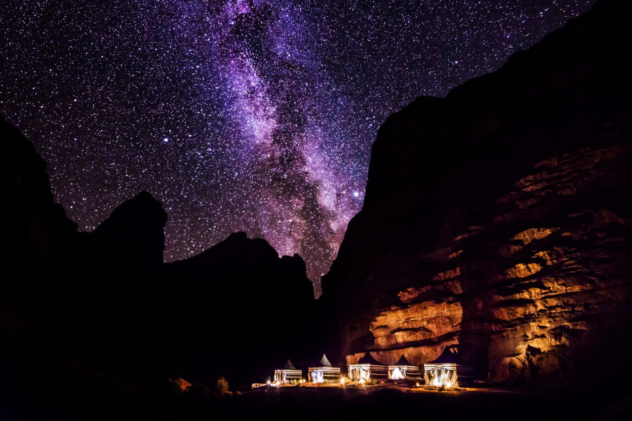 Un tiktoker surpinde pe toată lumea: a arătat o locuință neobișnuită pe Airbnb — un pat în mijlocul deșertului