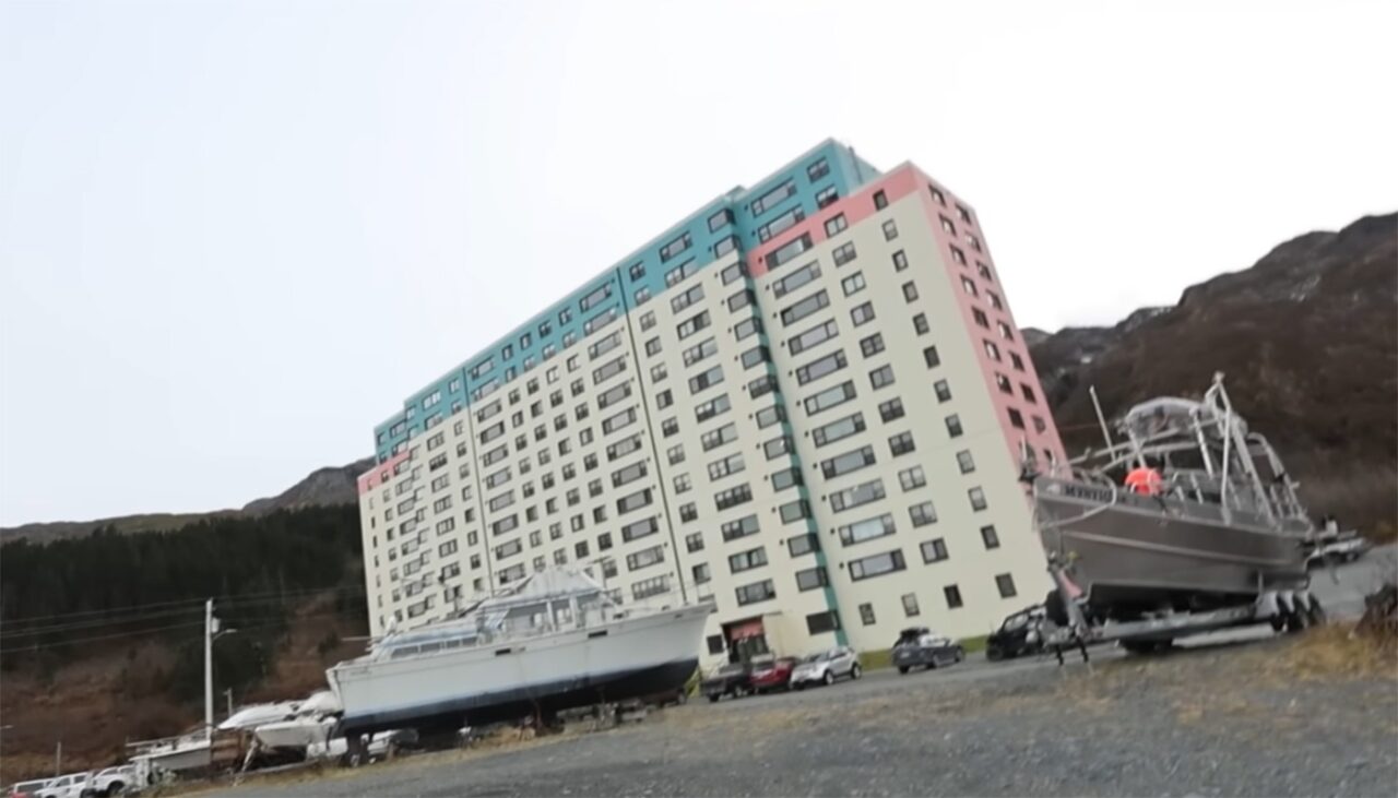 Singurul oraș în care toți oamenii locuiesc într-un singur bloc. Câte etaje și câte apartamente are