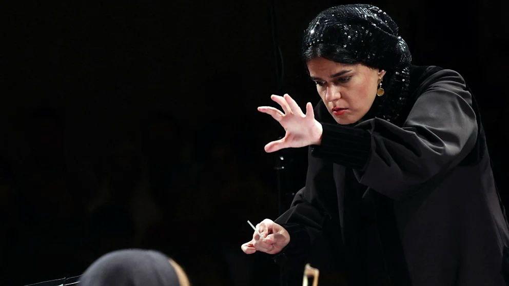 Moment istoric. Prima femeie din Iran care dirijează o orchestră simfonică
