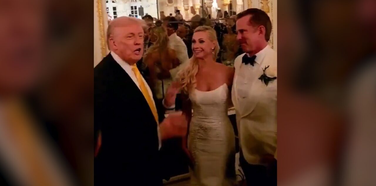 Trump a intrat pe neașteptate la o nuntă. Petrecerea mirilor avea loc la Mar-a-Lago