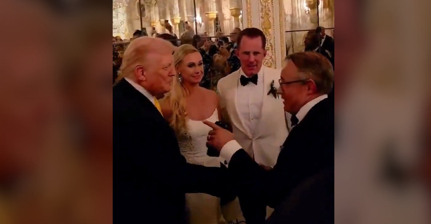 Trump a întrat pe neașteptate la o nuntă. Petrecerea mirilor avea loc la Mar-a-Lago