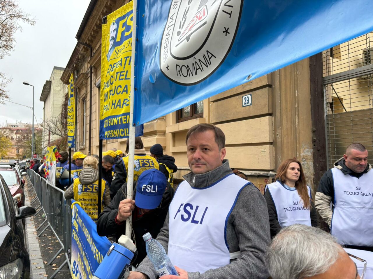 Profesorii ies, din nou, la proteste. Urmează o grevă generală în învățământ? Sindicaliștii acuză măsurile lui Bolojan: „Jos, jos, Guvernul mincinos”